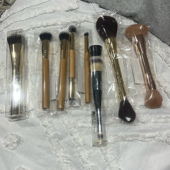 Brand new and sealed lot of 9 tarte and itcosmetic brushes and sponge - Picture 1 of 4